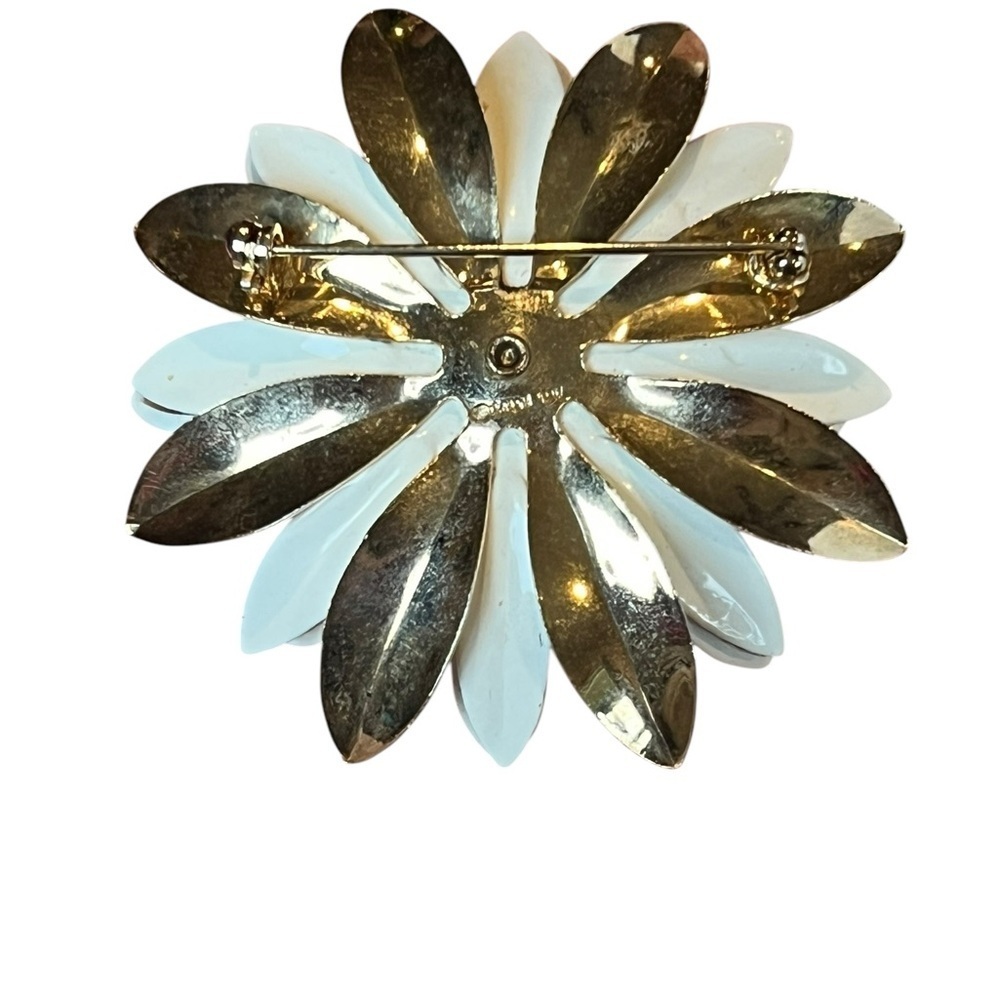 Vintage Sarah Coventry Large Water Lily Goldtone White Flower Brooch - Picture 3 of 6